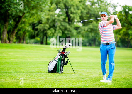 Golfer üben und Konzentration vor und nach dem Schuss an einem schönen sonnigen Tag Stockfoto