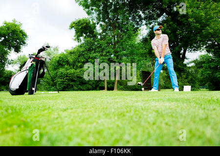 Golfer, die immer bereit, den ersten langen Schlag Stockfoto