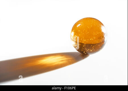 Entsteint, orange Glas Marmor, mit starkem Licht. Stockfoto