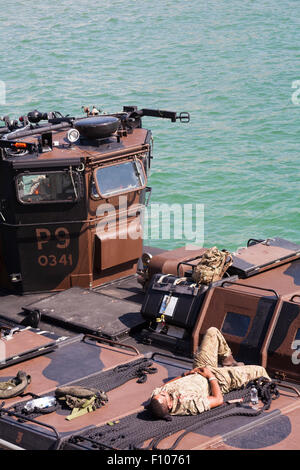 Royal Marines Commando entspannend auf RM Landing Craft Vehicle Personal MK5 P9-0341 beim Bournemouth Air Festival im August Stockfoto