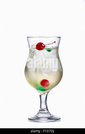 Champagner-alkoholischen Cocktail im Hurricane Glas mit Morello Kirsche garniert Stockfoto