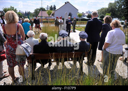 Jindrichuv Hradec, Tschechische Republik. 22. August 2015. Alois Dubec, links, und Emil Bocek, kamen beide nicht auf dem Foto, zwei der letzten wenigen lebenden tschechischen Piloten dienen in der britischen Royal Air Force (RAF) während des zweiten Weltkriegs, um die 1944 Luftschlacht von Jindrichuv Hradec in der südböhmischen Stadt, Tschechische Republik, heute, am Samstag, 22. August 2015 zu begehen. Die Teilnehmer konnten auch ein Modell eines Ultraleicht Flugzeuges, genannt "The Flying Flea", erfunden von Franzose Henri Zwerg vor dem zweiten Weltkrieg, im Luftfahrtmuseum in Destna sehen. © Lubos Pavlicek/CTK Foto/Alamy Live-Nachrichten Stockfoto