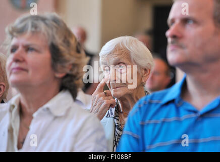 Jindrichuv Hradec, Tschechische Republik. 22. August 2015. Hana Fajtlova, tschechischer Pilot, serviert in der britischen Royal Air Force (RAF) während des zweiten Weltkriegs, Frantisek Fajtls Witwe, besuchte ein Treffen, um die 1944 Luftschlacht von Jindrichuv Hradec in der südböhmischen Stadt, Tschechische Republik, heute, am Samstag, 22. August 2015 zu begehen. Die Teilnehmer konnten auch sehen ein Modell eines Ultraleicht Flugzeuges genannt "The Flying Flea," die von Franzose Henri Zwerg vor dem zweiten Weltkrieg, im Luftfahrtmuseum in Destna erfunden wurde. © Lubos Pavlicek/CTK Foto/Alamy Live-Nachrichten Stockfoto