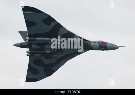 Der letzte flugfähige Avro Vulcan V-Force Bomber XH558 fliegt zum letzten Mal auf der Dawlish Air Show 2015. Stockfoto