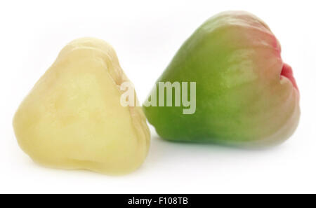 Frisches Wasser Apfel oder Rosenapfel auf weißem Hintergrund Stockfoto