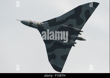 Der letzte flugfähige Avro Vulcan V-Force Bomber XH558 fliegt zum letzten Mal auf der Dawlish Air Show 2015. Stockfoto