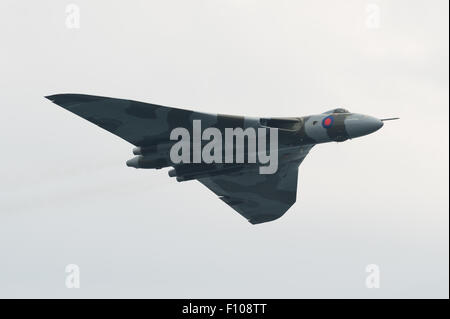 Der letzte flugfähige Avro Vulcan V-Force Bomber XH558 fliegt zum letzten Mal auf der Dawlish Air Show 2015. Stockfoto