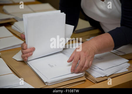 Umschläge mit Prüfungsergebnissen Stockfoto