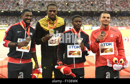 Peking, China. 24. August 2015. Goldmedaillengewinner Jamaika Usain Bolt (2 L), Silbermedaille Justin Gatlin (1. L) und bronze-Medaillengewinner Trayvon Bromell (2. R) von der USA und Kanadas Andre De Grasse Pose während der Preisverleihung die Männer 100m-Veranstaltung bei den 2015 IAAF World Championships im "Vogelnest" Nationalstadion in Peking, Hauptstadt von China, 24. August 2015. Bildnachweis: Gong Lei/Xinhua/Alamy Live-Nachrichten Stockfoto