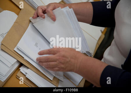 Umschläge mit Prüfungsergebnissen Stockfoto