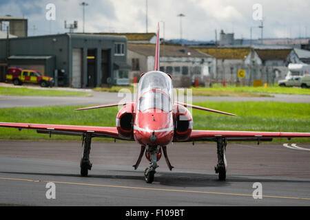 Die Royal Air Force Red Arrows bereiten Exeter Flughafen abfahren. Stockfoto