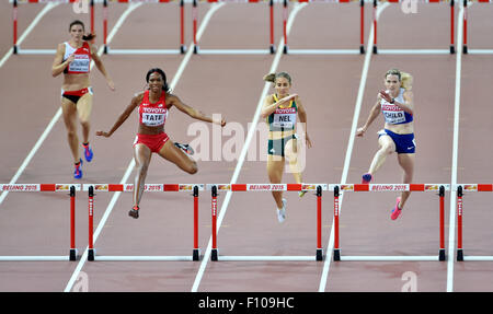 Peking, China. 24. August 2015. (Von L bis R) Lea Sprunger of Switzerland, Cassandra Tate der Vereinigten Staaten, Wenda Nel in Südafrika und Eilidh Child of Britain zu konkurrieren, während die Frauen 400m Hürden-Halbfinale bei der IAAF Weltmeisterschaft 2015 in das "Vogelnest" Nationalstadion in Peking, Hauptstadt von China, 24. August 2015. Bildnachweis: Li Wen/Xinhua/Alamy Live-Nachrichten Stockfoto