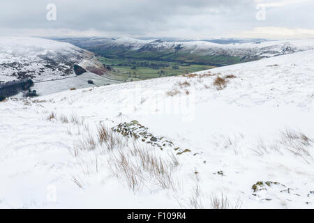 Winter und Schnee Szene oder Blick über das Tal von Alfreton, Derbyshire, Peak District National Park, England, UK. Stockfoto