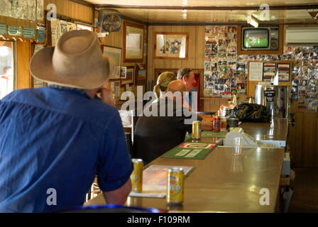 Die 2007 AFL (Australian Rules Football) Grand Final in der Bar an der remote Curtin Springs Roadhouse, Zentral Australien beobachten Stockfoto