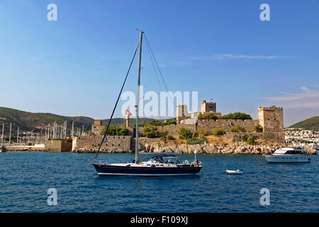 Yachten ankern außerhalb der Kastell St. Peter in Bodrum Stadt, Provinz Muğla, Türkei Stockfoto