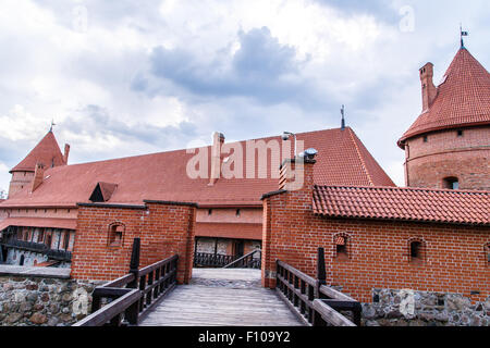 Ansicht von Trakai Burg und bauten es in Litauen mit hohen braun geflieste am bewölkten Himmelshintergrund. Stockfoto