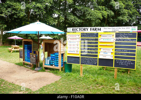 Ein Zeichen, die Detaillierung der Kommissionierung Ihre eigenen Obst und Gemüse Möglichkeiten im Pfarrhaus Farm in Stanton St John, Oxfordshire Stockfoto