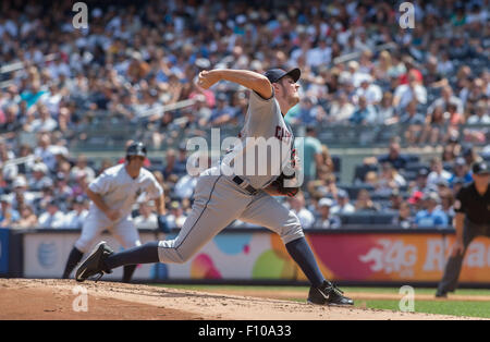 New York, USA. 23. August 2015. New York, New York, USA. 23. August 2015. Indianer Krug TREVOR BAUER im 1. Inning, NY Yankees vs. Cleveland Indians, Yankee Stadium, Sonntag, 23. August 2015. © Bryan Smith/ZUMA Draht/Alamy Live News Bildnachweis: ZUMA Press, Inc./Alamy Live News Stockfoto