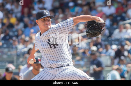 New York, USA. 23. August 2015. New York, New York, USA. 23. August 2015. Yankees' NICK RUMBELOW im 3. Inning, NY Yankees vs. Cleveland Indians, Yankee Stadium, Sonntag, 23. August 2015. © Bryan Smith/ZUMA Draht/Alamy Live News Bildnachweis: ZUMA Press, Inc./Alamy Live News Stockfoto