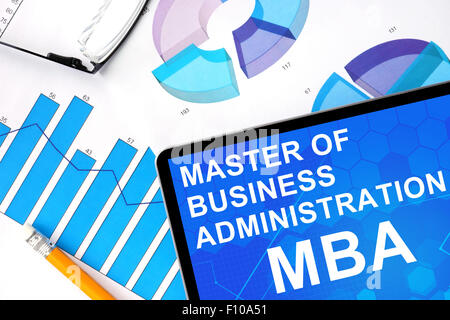 Tablet mit Wort MBA - Master of Business Administration und Grafiken. Konzept-Foto. Stockfoto