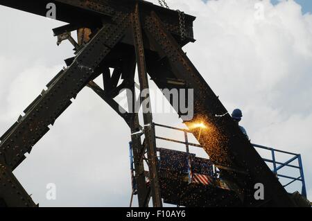 Abriss einer alten Eisenbahnbrücke Eisen mit schneiden Plasmaflamme (Mailand, Italien) Stockfoto