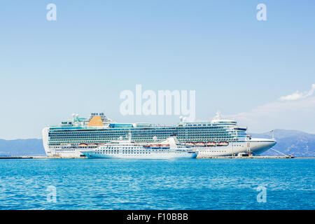 Luxus-Kreuzfahrtschiff im Hafen angedockt. Kreuzfahrtschiff im Hafen von Korfu, Griechenland verankert. Stockfoto