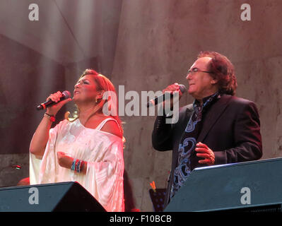 Berlin, Deutschland. 22. August 2015. Sänger Albano Carrisi alias Al Bano und Romina Power treten auf der Waldbühne in Berlin, Deutschland, 22. August 2015. Die beiden teilten eine Bühne zum ersten Mal in 20 Jahren. Foto: Xamax/Dpa - NO-Draht-SERVICE-/ Dpa/Alamy Live News Stockfoto