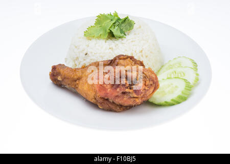 Gebratenes Huhn mit Reis isoliert auf weißem Hintergrund Stockfoto