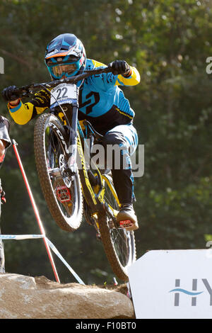 Val Di Sole, Italien - 22. August 2015: Lapierre Schwerkraft Republik Teamfahrer Vergier Loris in Aktion während der Mens Elite Downhill letzten WM bei der Uci Mountain Bike im Val di Sole, Trento, Italien Stockfoto