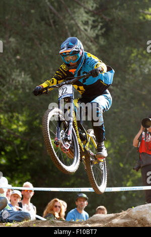 Val Di Sole, Italien - 22. August 2015: Lapierre Schwerkraft Republik Teamfahrer Vergier Loris in Aktion während der Mens Elite Downhill letzten WM bei der Uci Mountain Bike im Val di Sole, Trento, Italien Stockfoto