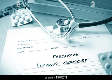 Diagnostischen Form mit Diagnose Hirntumor und Pillen. Stockfoto