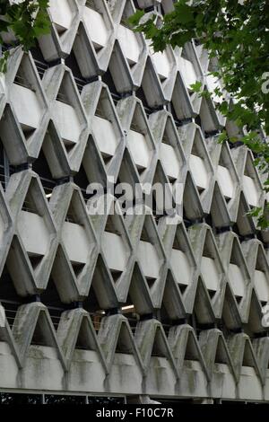 Detail der Waben-Bildschirm des schmalen Kai Parkhaus Bristol 1966 Stockfoto