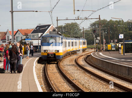 Sprinter Personenzug Ankunft am Bahnsteig, Hoek van Holland, Niederlande Stockfoto