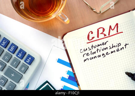 Notizblock mit Wort CRM Kunde Verhältnis-Management-Konzept und Marker. Stockfoto