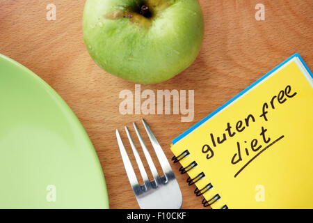 Notizblock mit Worten glutenfreie Diät und Apfel. Stockfoto