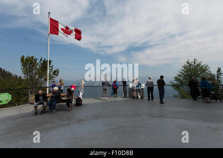 Touristen an einem Aussichtspunkt auf den Sulphur Mountain, Banff. Stockfoto