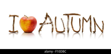 Ich liebe Herbst Wörter aus alten hölzernen Zweige gemacht und einen Apfel, isoliert auf einem weißen Hintergrund. Stockfoto