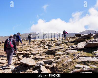 Wanderer auf Rhyd Ddu Weg bis Mount Snowdon mit Cloud Wandern abgedeckt Höhepunkt in Ferne in Snowdonia-Nationalpark. Wales UK Stockfoto