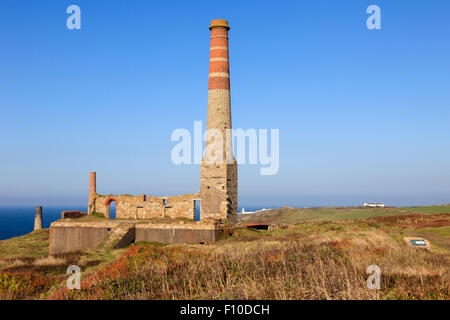 Levante Tin Mine Kompressor House und Schornstein aus South West Coast Path in der Nähe von Trewellard, Pendeen, Cornwall, England, UK, Großbritannien Stockfoto