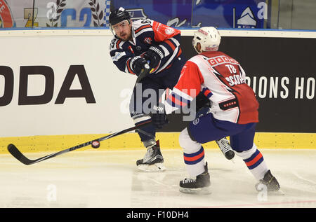 2. Runde Gruppe I Eishockey-Champions-League-Spiel, HC Vitkovice Steel Vs Adler Mannheim in Ostrava, Tschechische Republik, am 23. August 2015. Von links Roman Szturc von Vitkovice und Jamie Tardif Mannheim. (Foto/Jaroslav Ozana CTK) Stockfoto