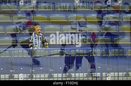 Ostrava, Tschechische Republik. 23. August 2015. 2. Runde Gruppe I Eishockey-Champions-League-Spiel, HC Vitkovice Steel Vs Adler Mannheim in Ostrava, Tschechische Republik, am 23. August 2015. Kleinen Fan von Vitkovice. © Jaroslav Ozana/CTK Foto/Alamy Live-Nachrichten Stockfoto