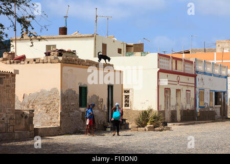 Typische Straßenszene mit Häusern im Kolonialstil auf gepflasterten Straße in der Hauptstadt. Sal Rei, Boa Vista, Kapverdische Inseln, Afrika. Stockfoto