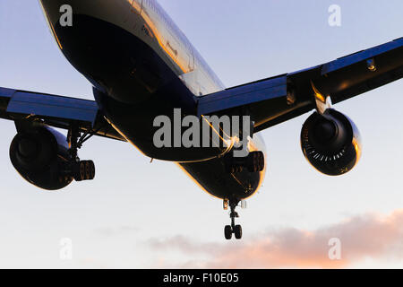 Eine British Airways Boeing 777-200 ER reg G-VILL landet auf London Heathrow Runway 27R. Stockfoto