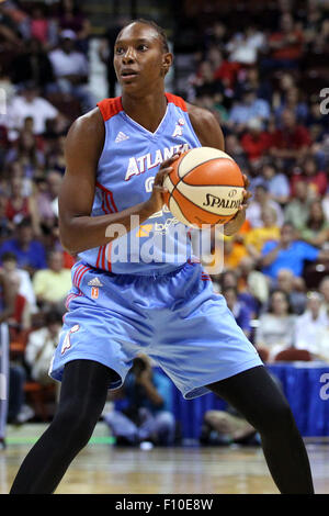 Uncasville, CT, USA. 23. August 2015. Atlanta Dream weiterleiten Sancho Lyttle (20) mit dem Ball in der ersten Hälfte der WNBA-Basketball-Spiel zwischen den Connecticut Sun und Atlanta Dream im Mohegan Sun Arena. Atlanta besiegte Connecticut 102-92. Bildnachweis: Cal Sport Media/Alamy Live-Nachrichten Stockfoto