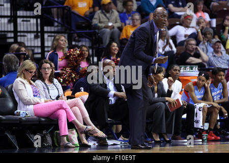 Uncasville, CT, USA. 23. August 2015. Atlanta Dream Cheftrainer Michael Cooper bei der WNBA-Basketball-Spiel zwischen den Connecticut Sun und den Atlanta Dream im Mohegan Sun Arena. Atlanta besiegte Connecticut 102-92. Bildnachweis: Cal Sport Media/Alamy Live-Nachrichten Stockfoto