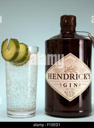 Hendrick es Gin aus Schottland mit Tonic Wasser und Gurke garnieren, London Stockfoto