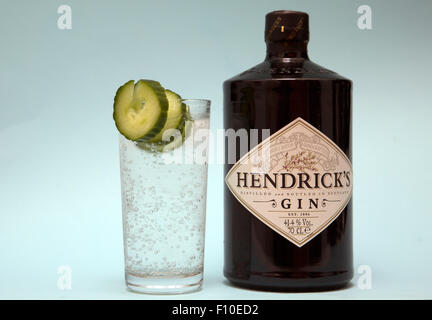 Hendrick es Gin aus Schottland mit Tonic Wasser und Gurke garnieren, London Stockfoto