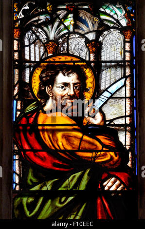 London, England, Vereinigtes Königreich. Lincolns Inn Kapelle (1623) Glasfenster: Hl. Bartholomäus, Apostel Stockfoto