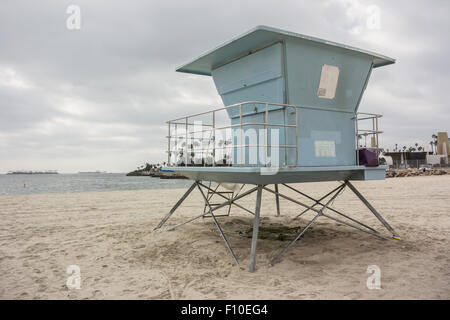 Eine leichte blaue Rettungsschwimmer Sand auf einem sandigen Strand in Kalifornien Stockfoto