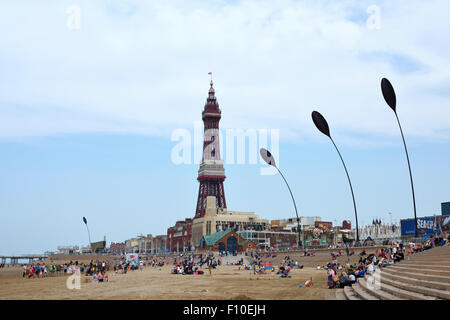 Urlauber am Sandstrand vor Blackpool Tower. Blackpool, Lancashire Stockfoto